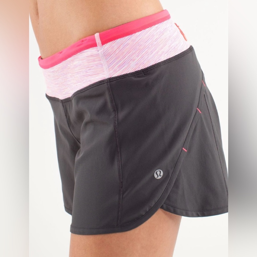 Lululemon Turbo Run Short
Deep Coal / Wee Are From Space Deep Coal April Multi